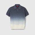 polo Gucci en maille présentant un motif GG distinctif avec un effet dégradé bleu vers blanc