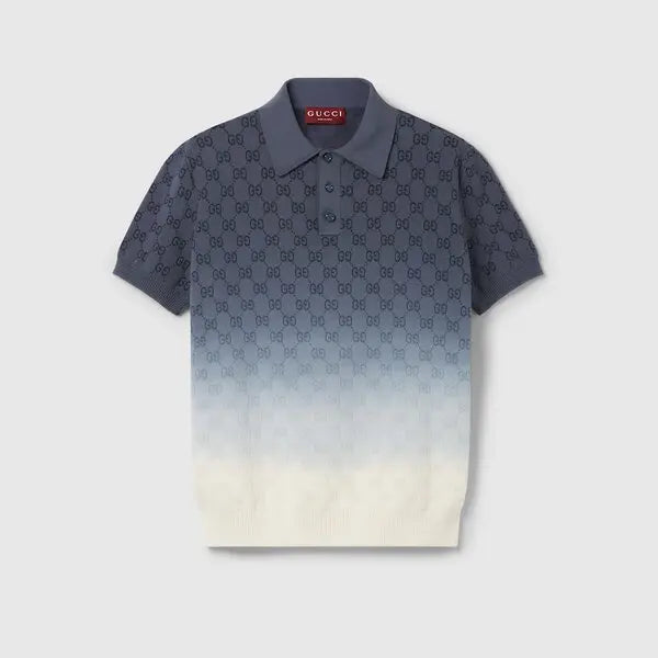 polo Gucci en maille présentant un motif GG distinctif avec un effet dégradé bleu vers blanc