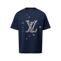 t-shirt en coton brodé Louis Vuitton de couleur bleu marine, qui se distingue particulièrement par son logo LV central formé de minuscules voiliers brodés inspirés d'un motif nautique