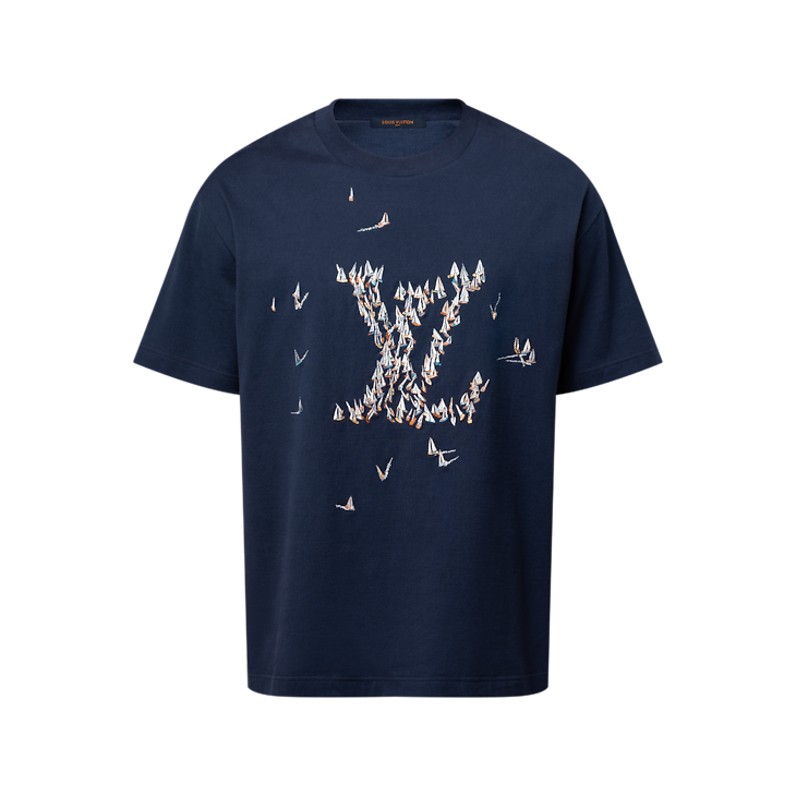 t-shirt en coton brodé Louis Vuitton de couleur bleu marine, qui se distingue particulièrement par son logo LV central formé de minuscules voiliers brodés inspirés d'un motif nautique