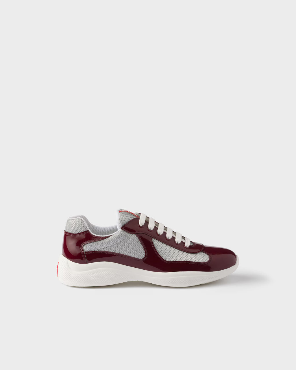 baskets Prada America's Cup en cuir verni bordeaux et tissu technique gris