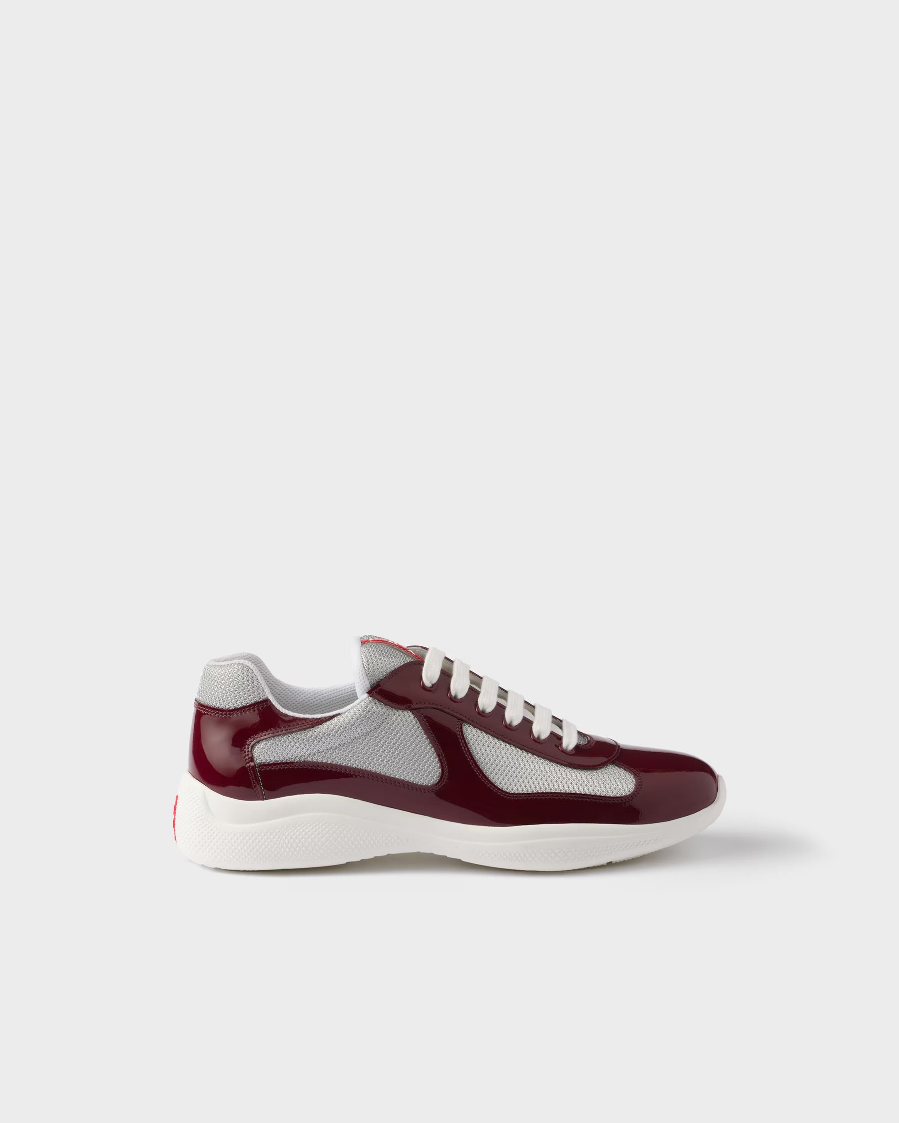 baskets Prada America's Cup en cuir verni bordeaux et tissu technique gris