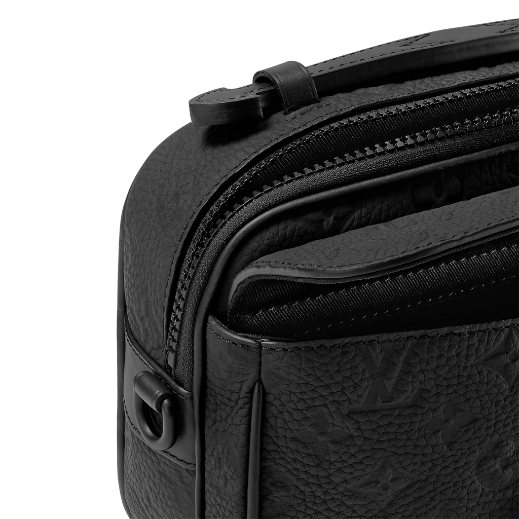 sac messenger S Lock de Louis Vuitton se distingue par son cuir Taurillon noir orné du motif Monogram embossé et sa serrure magnétique distinctive inspirée des malles de la Maison.