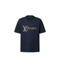 tee-shirt Louis Vuitton en coton biologique bleu marine est rehaussé d'une signature « LV Lovers » brodée de perles et de sequins sur la poitrine
