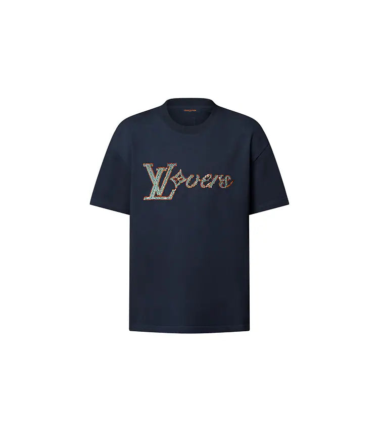 tee-shirt Louis Vuitton en coton biologique bleu marine est rehaussé d'une signature « LV Lovers » brodée de perles et de sequins sur la poitrine