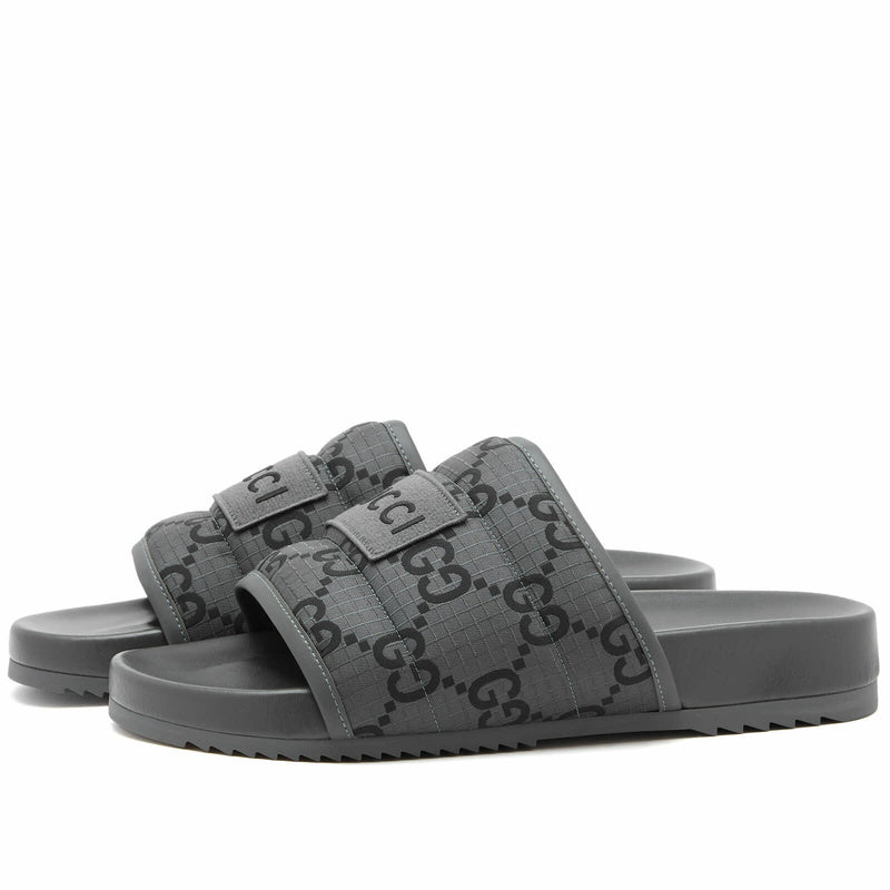 claquettes Gucci GG en polyester ripstop recyclé rembourré de couleur grise.