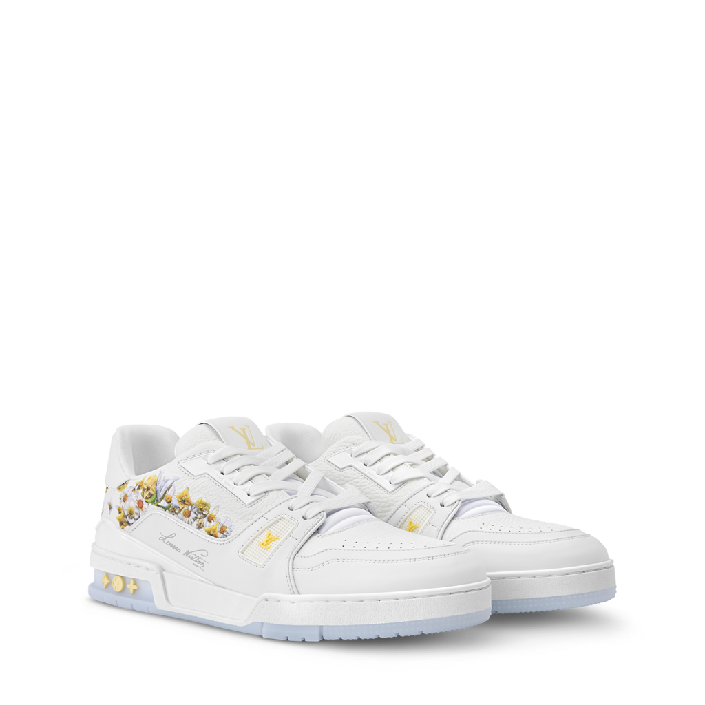 baskets Louis Vuitton LV Trainer en cuir de veau grainé blanc, ornées de broderies florales de la collection Printemps 2026