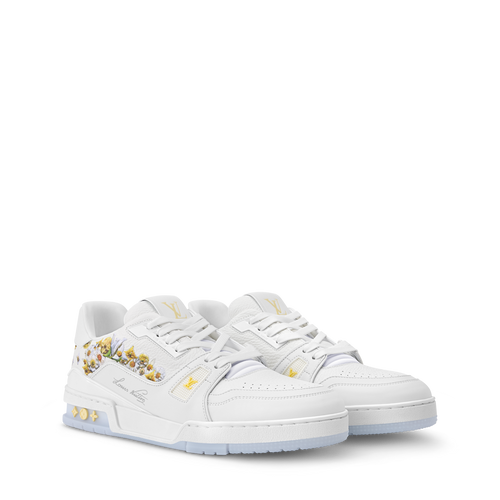 baskets Louis Vuitton LV Trainer en cuir de veau grainé blanc, ornées de broderies florales de la collection Printemps 2026