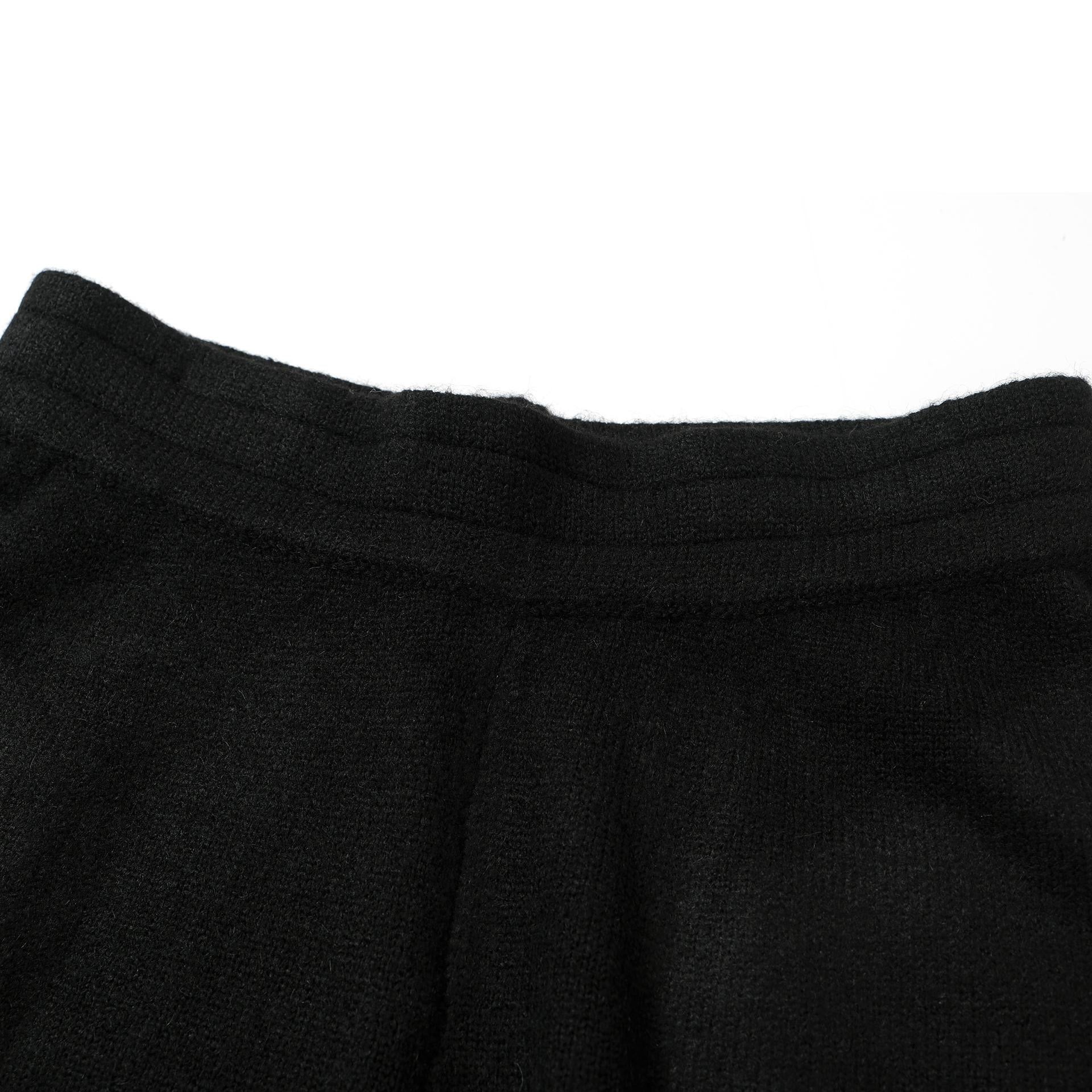 short en maille intarsia Cole Buxton noir avec le logo "CB" en blanc