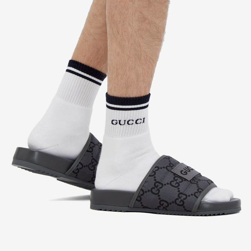 claquettes Gucci GG en polyester ripstop recyclé rembourré de couleur grise.