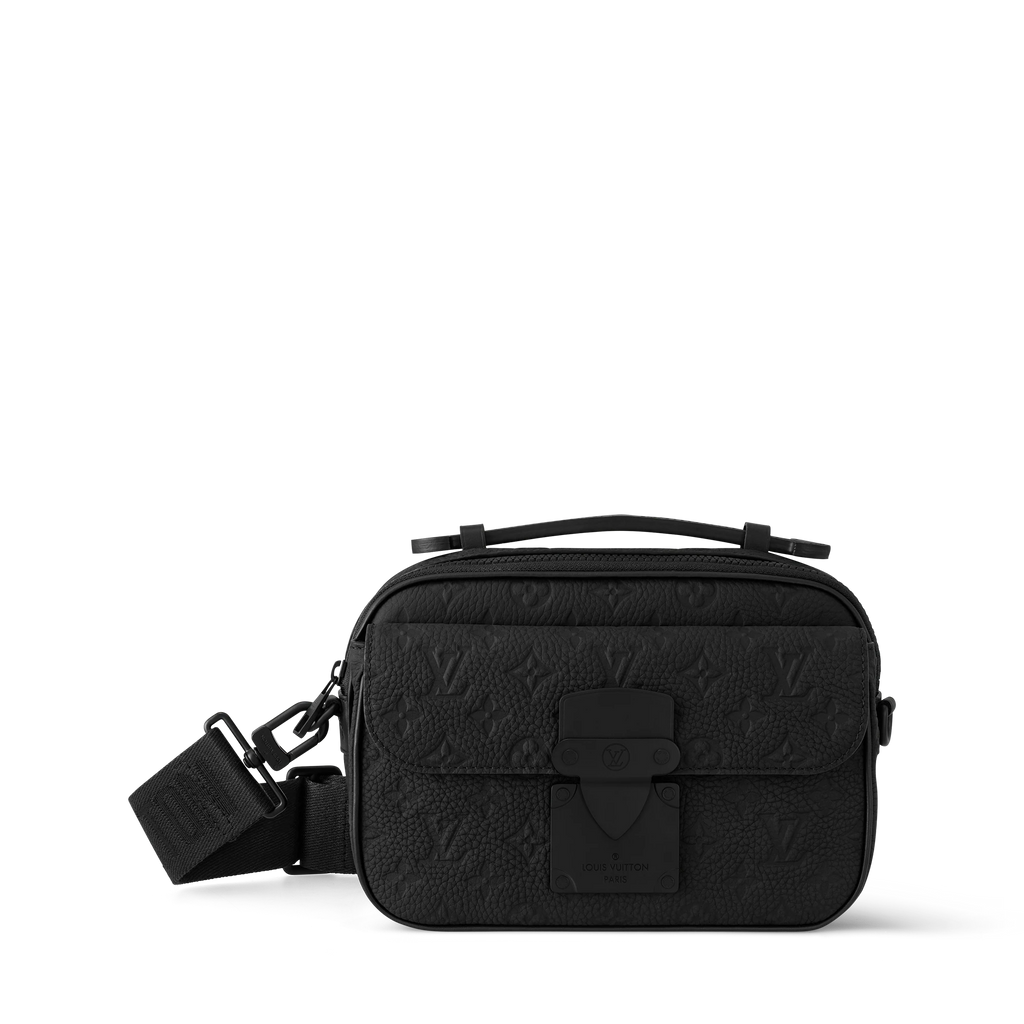 sac messenger S Lock de Louis Vuitton se distingue par son cuir Taurillon noir orné du motif Monogram embossé et sa serrure magnétique distinctive inspirée des malles de la Maison.