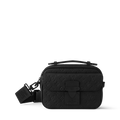 sac messenger S Lock de Louis Vuitton se distingue par son cuir Taurillon noir orné du motif Monogram embossé et sa serrure magnétique distinctive inspirée des malles de la Maison.