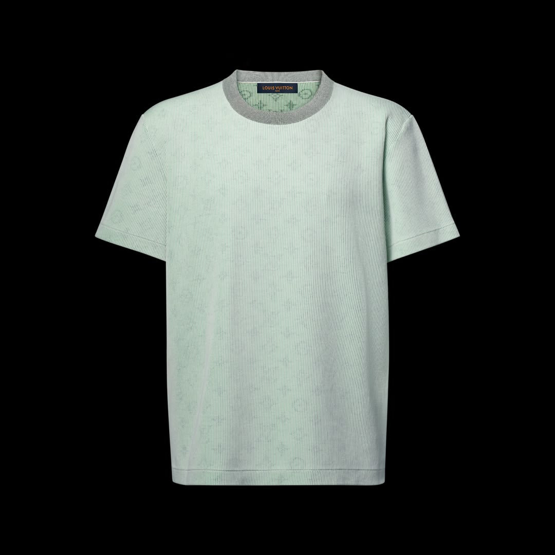 t-shirt en jacquard Hidden Monogram de Louis Vuitton séduit par sa texture côtelée délicate et son col ras du cou contrasté