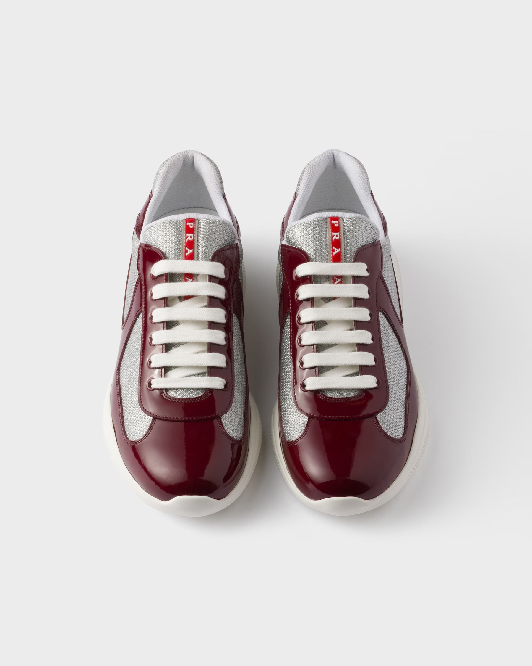 baskets Prada America's Cup en cuir verni bordeaux et tissu technique gris