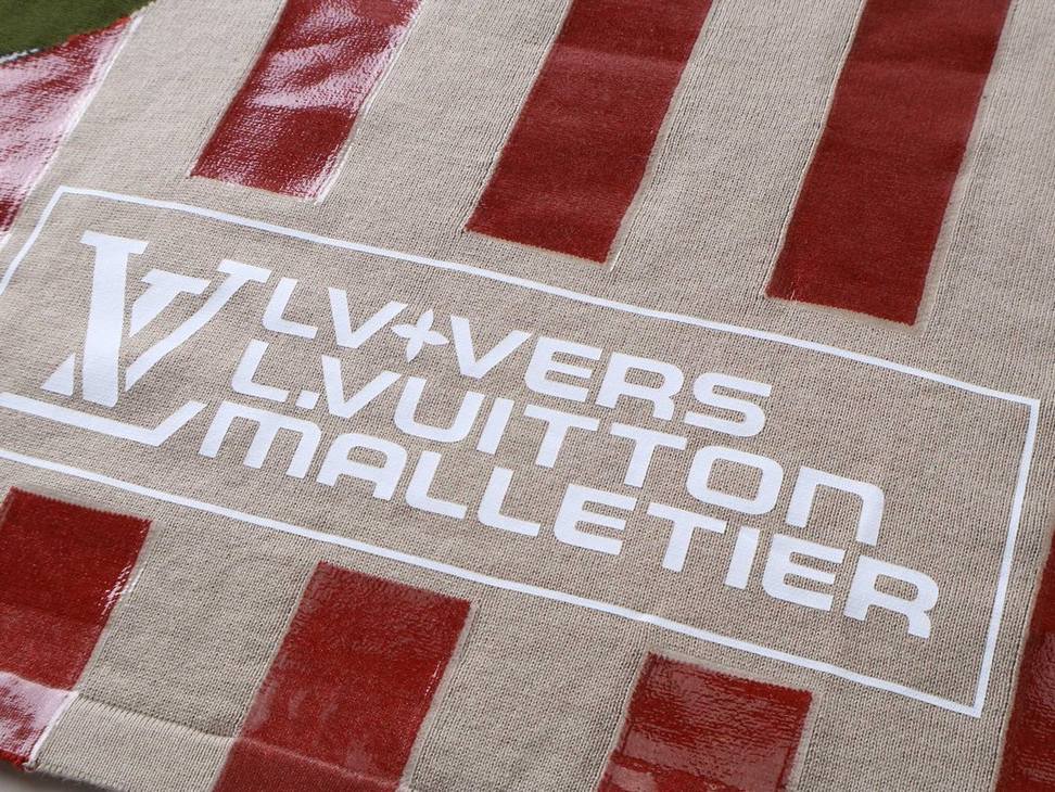 t-shirt Louis Vuitton présentant un motif rayé bordeaux et blanc avec des graphismes "V+VERS" blancs