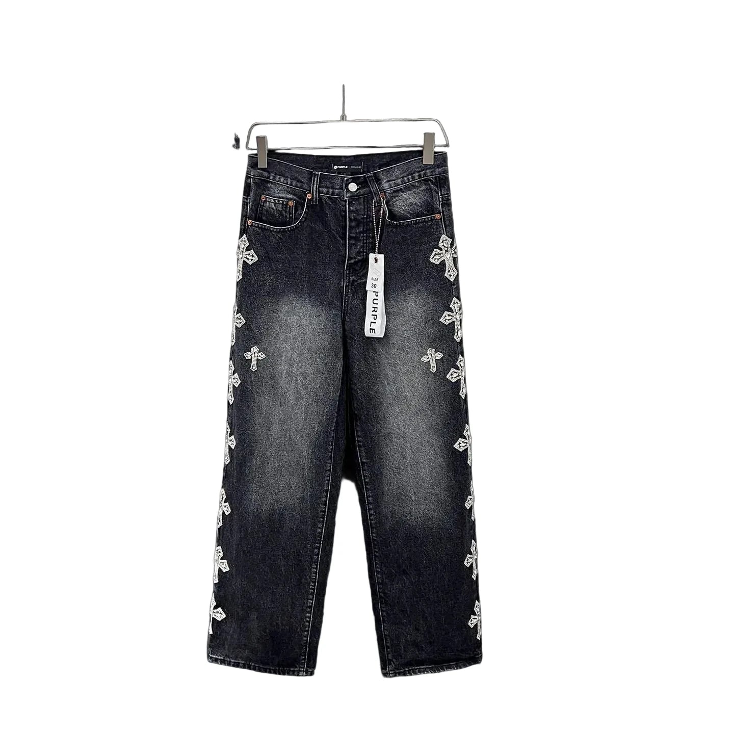 jean en denim noir délavé avec des appliqués croix.