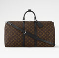 sac de voyage Louis Vuitton Keepall Bandoulière, plus précisément la version en toile Monogram Macassar.