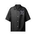 chemise en soie à signature imprimée de Louis Vuitton se distingue par son élégante fleur LV effet nacre délicatement contrastée sur la poitrine.
