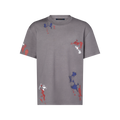tee-shirt gris requin semble être le Tee-shirt graphique Louis Vuitton en jersey de coton léger de la collection Pre-Fall 2026