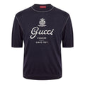t-shirt en tricot bleu marine de chez Gucci se distingue particulièrement par son élégant emblème « Firenze Since 1921 » brodé sur la poitrine.