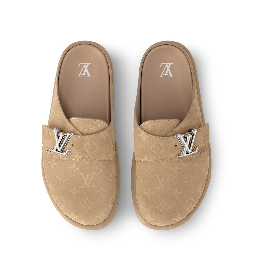 des mules Louis Vuitton Easy en cuir de veau velours embossé du motif Monogram emblématique avec une boucle ajustable siglée