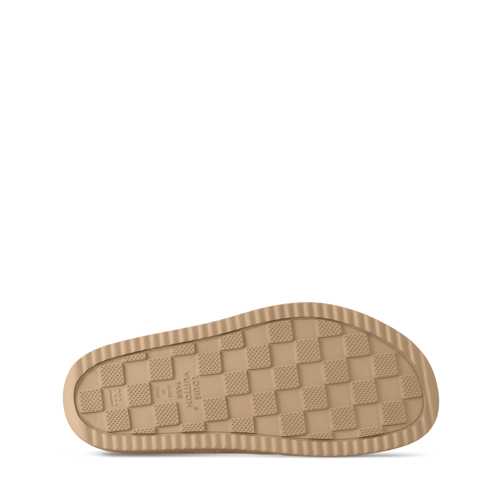 des mules Louis Vuitton Easy en cuir de veau velours embossé du motif Monogram emblématique avec une boucle ajustable siglée