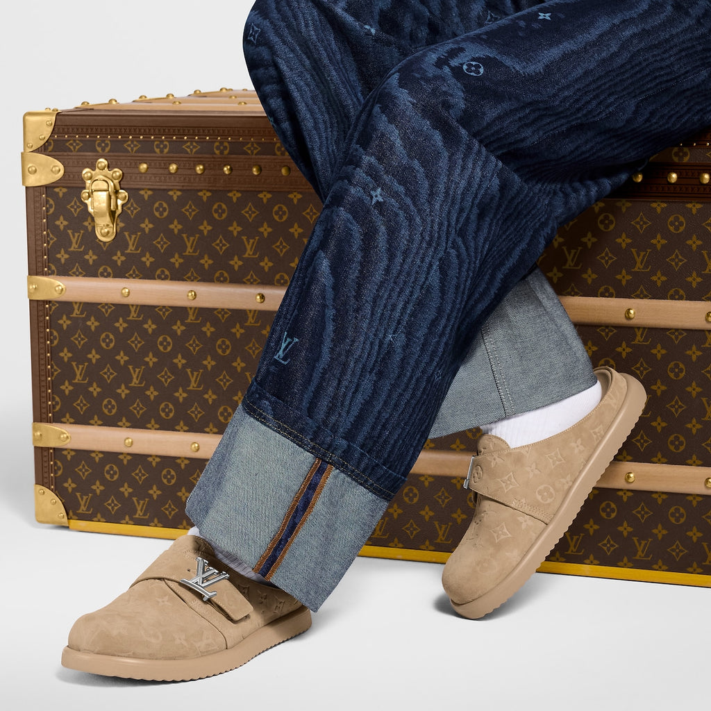 des mules Louis Vuitton Easy en cuir de veau velours embossé du motif Monogram emblématique avec une boucle ajustable siglée