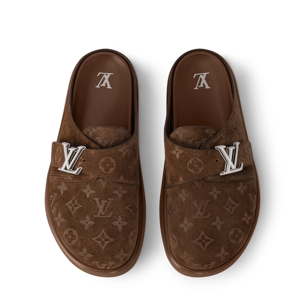 des mules Louis Vuitton Easy en cuir de veau velours embossé du motif Monogram emblématique avec une boucle ajustable siglée