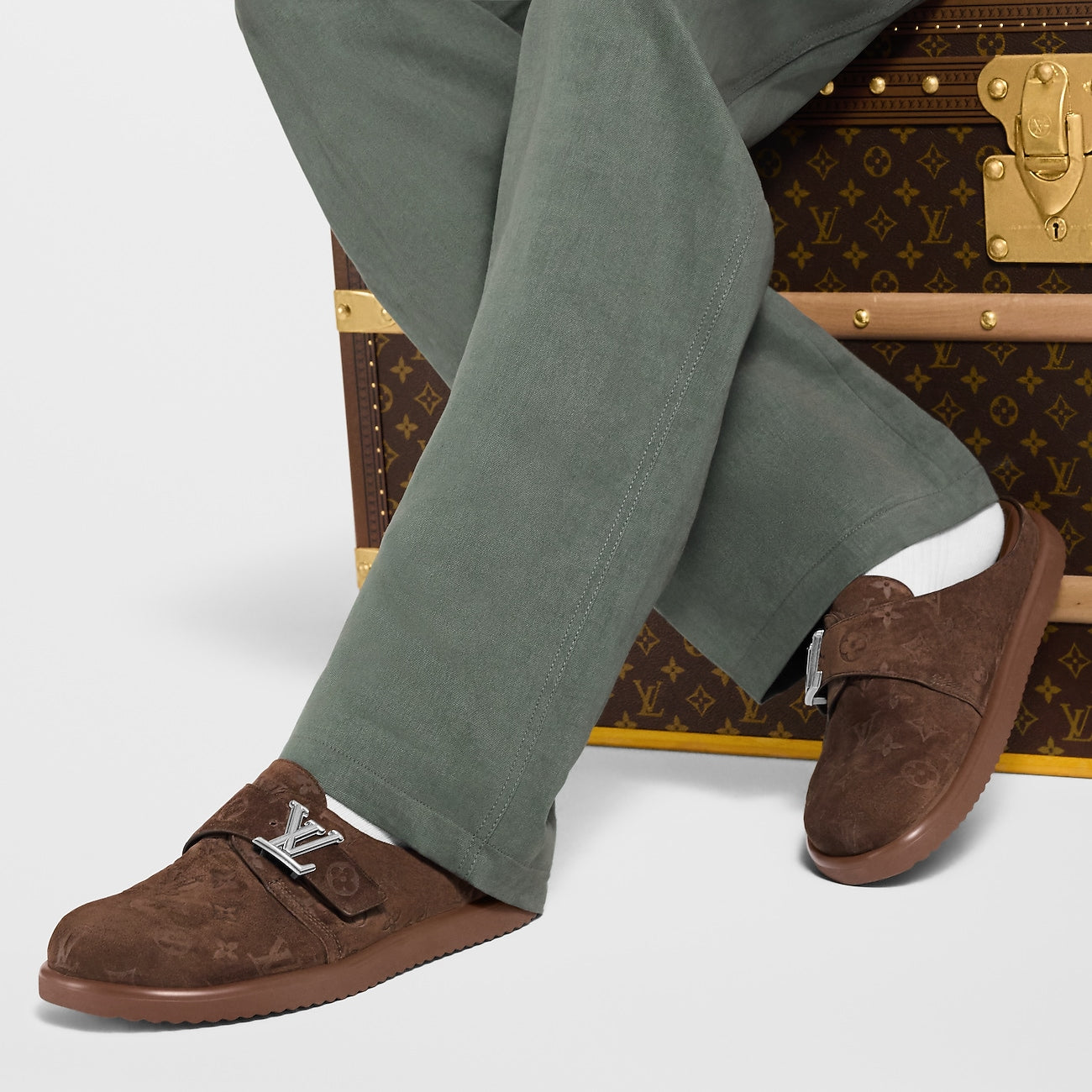 des mules Louis Vuitton Easy en cuir de veau velours embossé du motif Monogram emblématique avec une boucle ajustable siglée