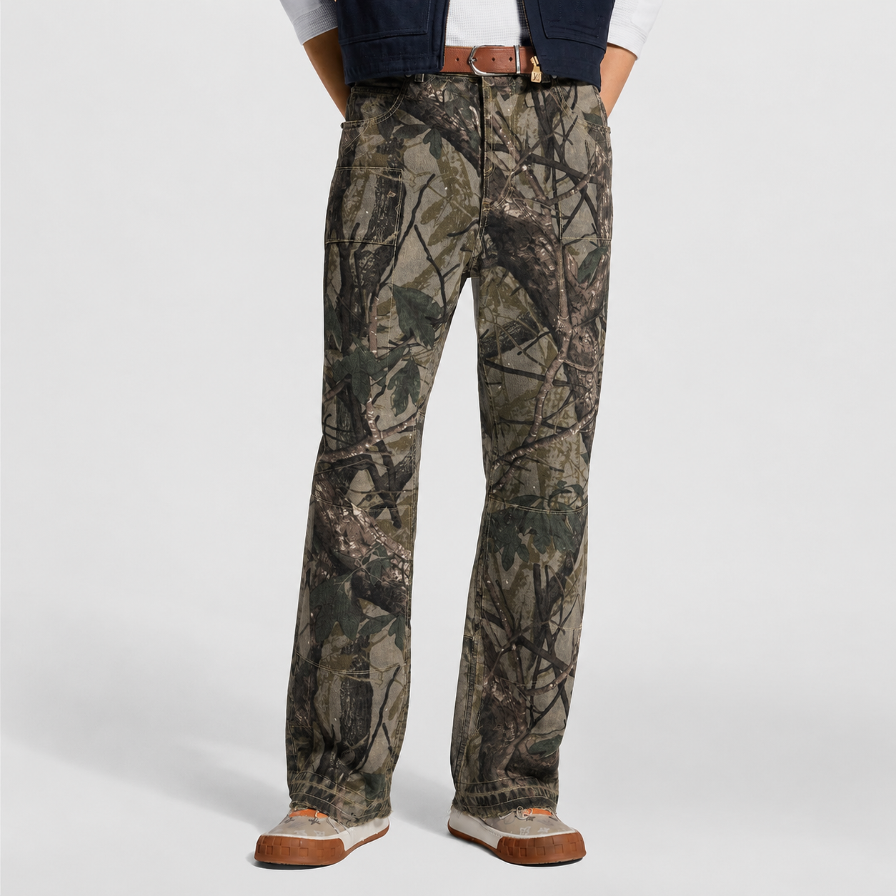 pantalon en jean à motif camouflage forestier hyperréaliste